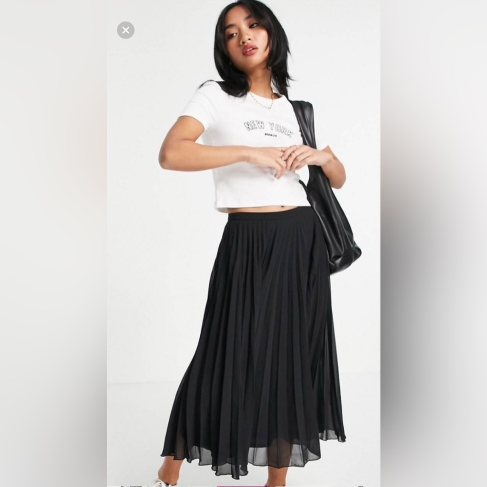 H&M Black Pleated Skirt